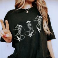 โครงกระดูกคาวบอยหญิง Retro Graphic Tee เสื้อ Cowgirl Rodeo Western Vintage เสื้อยืดผู้หญิงเสื้อตลก T Hippie Boho เสื้อผ้า