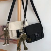 [Baozhihui]ผ้าใบ Crossbody กระเป๋าสำหรับหญิงสาวกระเป๋าถือขนาดเล็กกระเป๋าสะพายหญิง Satchels สบายๆสีทึบกระเป๋า Messenger พร้อมจี้