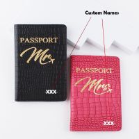 ฟรีชื่อที่กำหนดเอง Mr And Mrs Passport Cover พร้อมชื่อสำหรับ Travel Couple Passport Cover