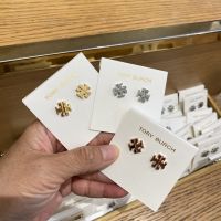 พร้อมส่ง??Sale 2099?? ถูกฝุดๆ ต่างหู Tory Burch Small T-Logo Stud Earrings สวยหรู ดูเด่น ใส่ติดหูได้ทุกวันไม่มีเบื่อ เข้ากับทุกชุด ทุกสไตล์