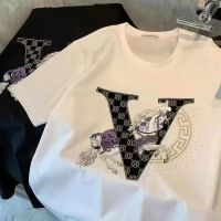 2023 NEW แขนสั้น T เสื้อเชิ้ตผู้ชายพิมพ์ลาย V ตัวอักษร H มาเลเซียสถานียุโรปหรูหราเบาๆ 2023 เสื้อยืดบางแบรนด์แฟชั่นใหม่