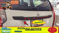 คิ้วฝาท้าย ครอบคิ้วฝากระโปรงหลัง ของแต่งรถ Mitsubishi Pajero Sport 15-23 สีดำด้าน ตัวอัษรแดง สีฟรี