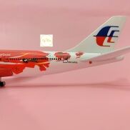 MÔ HÌNH MÁY BAY TRƯNG BÀY MALAYSIA AIRLINES ĐỎ 20CM CAO CẤP CÓ BÁNH XE TỈ