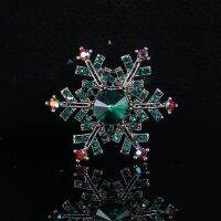 Luxury Elegant Green Crystal Snowflake Brooches Rhinestone Alloy Pin Fashion Jewelry Gift Christmas Day Decoration Brooches