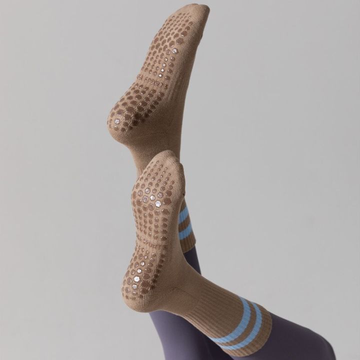 f-1ถุงเท้ากีฬาสำหรับสตรีทำจากผ้าฝ้ายเนื้อหนาทำจากซิลิโคนถุงเท้าโยคะกันลื่นช่วงกลางน่องพื้นถุงเท้า