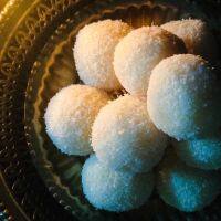 ขนมลาดู ลาดูมะพร้าวนมสด coconut ladoo ถวายพระพิฆเนศ มหาเทพได้ทุกพระองค์  ( กล่อง 3 ชิ้น ขึ้นไป แถมฟรี!! เทียน + กำยาน )