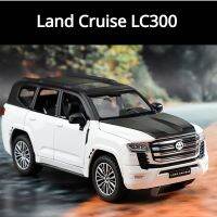 1:32โตโยต้า LC300 Land Cruise โมเดลรถจำลองโลหะผสมหล่อขึ้นรูปสูงไฟเสียงรถดึงถอยหลังของสะสมของขวัญของเล่นเด็ก