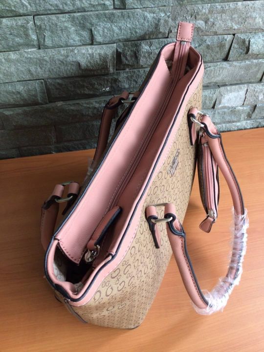 guess-shopper-bag-with-pouch-กระเป๋าสะพาย-มาพร้อมกระเป๋าใบเล็ก-รุ่นใหม่ล่าสุดจาก-guess-factory-หนังลาย-monogram-สวยหรู-ดูแพงอยู่ทรง