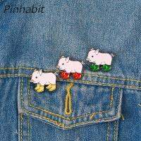 Pinhabit รองเท้าบูทกันฝนหมูสามสี,เข็มกลัดเข็มเคลือบน่ารัก