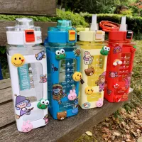 【พร้อมส่ง】ขวดน้ําพลาสติก Bpa ทรงสี่เหลี่ยม ลายหมี 3D ความจุขนาดใหญ่ 900 มล. พร้อมหลอดดูด กันรั่ว สไตล์เกาหลี