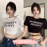 DD SHOPพร้อมส่ง 52171 เสื้อครอปไหมพรมแขนสั้นคอกลม ดีเทลรูดเอวด้านข้าง สกีนตัวอักษร -C