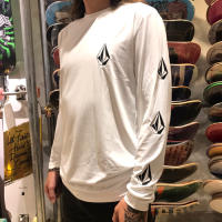 เสื้อแขนยาว ผ้านิ่ม Volcom Mens Deadly Stones Long Sleeve Loose Fit Rashguard  Black&amp;White พร้อมส่ง