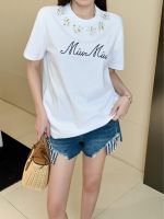 MIU เสื้อยืดแขนแขนสั้นคอกลม,ตกแต่งด้วยลูกปัดปักรูปตัวอักษร [คลังสินค้าพร้อม]