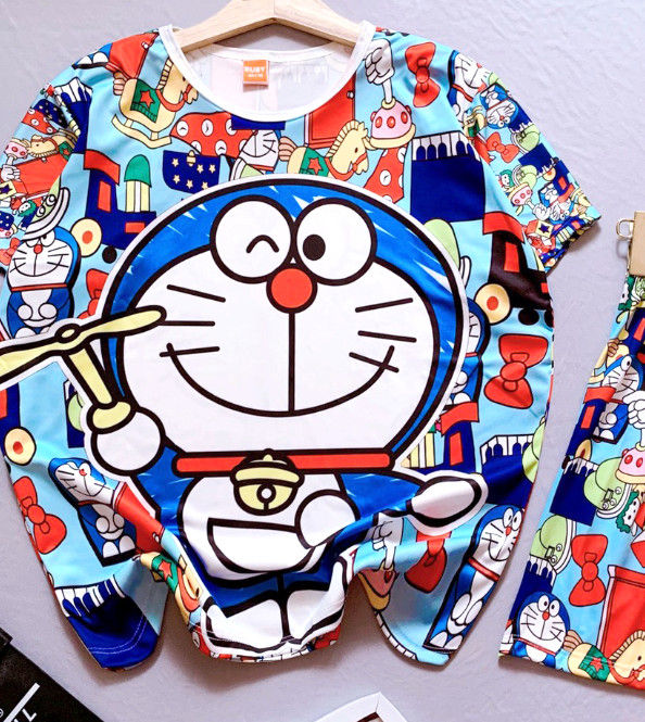 Hãy mặc chiếc áo đồ bộ Doremon và trở thành một fan hâm mộ thật đích thực! Với thiết kế đầy màu sắc và hình ảnh Doremon vui nhộn, chiếc đồ bộ này sẽ giúp bạn thể hiện tình yêu và sự đam mê với chú mèo máy dễ thương này.