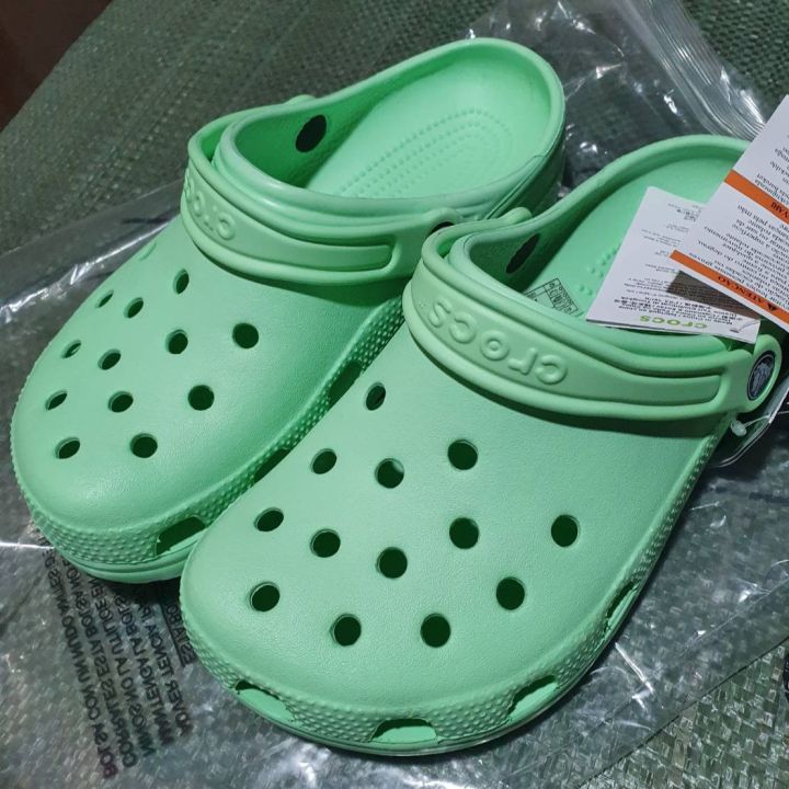 รองเท้า-classic-crocs-clog-หิ้วนอก-ถูกกว่า-shop-สินค้าพร้อมจัดส่งจากไทย