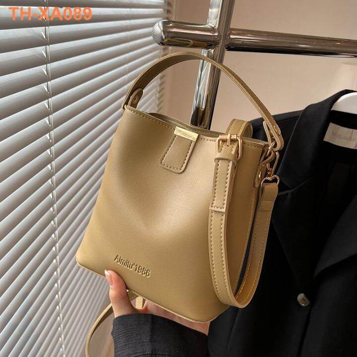 กระเป๋าผู้หญิงกระเป๋าถือสีบริสุทธิ์-2023-ใหม่-ins-all-match-texture-retro-single-shoulder-messenger-bucket-bag