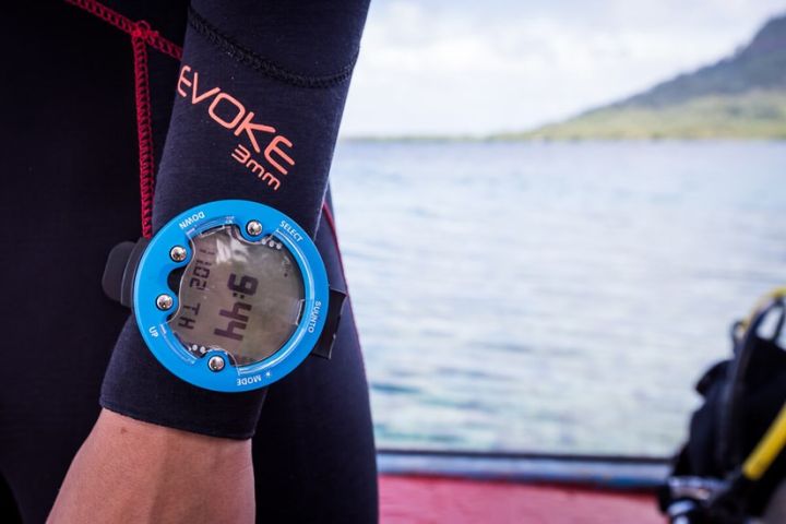 suunto-zoop-novo-dive-computer-scuba-diving-freediving-blue-lime-black-includes-full-decompression-capabilities-five-dive-modes-air-nitrox-gauge-free-and-off-suunto-rgbm