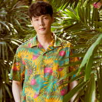 Adult Oversized Summer Shirt เสื้อเชิ้ตฮาวายลายดอกดาหลา สีสันสดใสทรง Oversized มาพร้อมกระเป๋าด้านซ้าย จากผ้า Light Cotton 100% สัมผัสนุ่ม ใส่สบายในฤดูร้อน