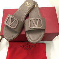 VT รองเท้าแตะหนัง Valentino หัวกลมกันลื่นท่องเที่ยวชายหาดฤดูร้อนพักผ่อนโจ๊กเกอร์ทุกวันรองเท้าส้นเตี้ยของผู้หญิง