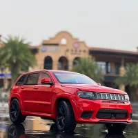 รถจี๊ป1:32 Grand Cherokee โมเดลรถโลหะผสมรถออฟโรดของเล่นโมเดลรถเหล็กการจำลองเสียงและไฟสำหรับเด็ก