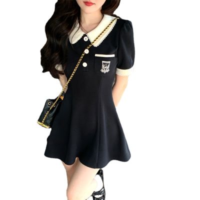 ชุดเดรสแขนสั้นคอโปโลสำหรับผู้หญิงชุดกระโปรงนักเรียนแบบใหม่กระชับสัดส่วนแฟชั่นแนวเกาหลี