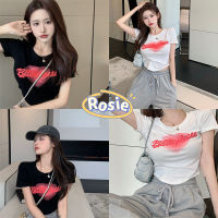 Rosie?พร้อมส่ง?เสื้อยืด เสื้อครอป สาวร้อนหวาน  เสื้อยืดแขนสั้นหญิง  สีขาว สไตล์ย้อนยุคอเมริกัน y2k สั้น