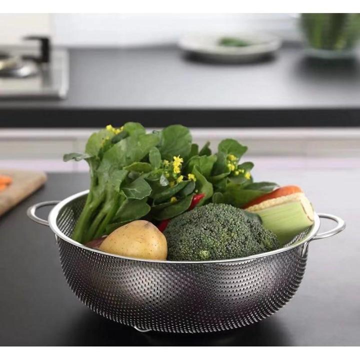 ตะแกรงล้างผัก-กระชอน-กะละมังรู-แบบ-2-หู-กะละมังสแตนเลสหนา-กะละมังล้างผักผลไม้-สีเงิน