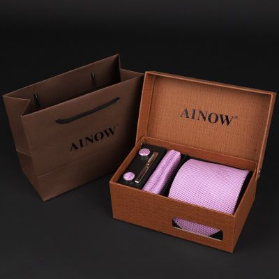 กล่องของขวัญชุดเนคไทหรูสำหรับกระดุมข้อมือผ้าเช็ดหน้าสี่เหลี่ยมสีดำแดงเนคไทสีน้ำเงินและคลิป Jacquard