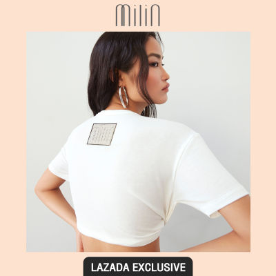 [EXCLUSIVE] [MILIN] Crew neck cotton short sleeves loose fit t-shirt with crystal logo badge at back เสื้อยืด คอกลม คอตตอน ทรงโคร่ง แต่งคริสตัลโลโก้ Cay T-shirt สีขาว/ White