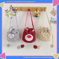 【จัดส่งรวดเร็ว?กระเป๋าแมสเซนเจอร์ลายการ์ตูนกำมะหยี่ Stellalou Shelliemay Lotso เชือกผูกพาดลำตัวกระเป๋าทรงถัง