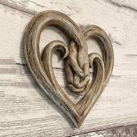 Wooden Heart Holding Hands Wall Decor Sculpture Wall Art Handshake Pendant Craft Statue for Home Office Wall Decorations