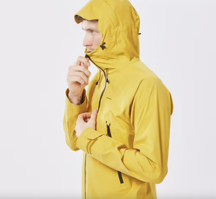 พร้อมส่ง-เสื้อแจ็คเก็ตสำหรับใส่เดินบนภูเขา-mens-hiking-lightweight-waterproof-jacket-mh500