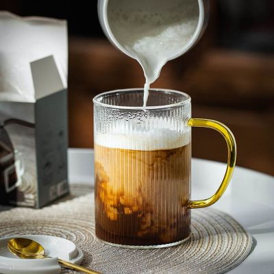 【High-end cups】 คลาสสิกแนวตั้งลายแก้วแก้วกาแฟที่มีมือจับสีทองนมชาถ้วยน้ำผลไม้เบียร์วิสกี้ค็อกเทล Drinkware