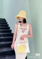 Prada ชุดเดรสสำหรับผู้หญิงชุดเดรสแขนสายรัดสั้นใหม่ฤดูใบไม้ผลิและฤดูร้อนเข้ารูปพอดีโลโก้ที่ดอกไม้เก๋ไก๋อารมณ์การออกแบบสีการชน