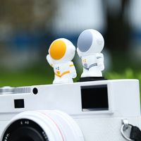 TEJ2303 กันฝุ่นกันฝุ่น น่ารักมากๆ ฮอทชู DSLR ฐานเสียบกล้อง 3D นักบินอวกาศ ฝาครอบป้องกันนักบินอวกาศ อุปกรณ์ไฟฉายกล้อง ฝาครอบช็อตร้อน ป้องกันบูทร้อน ฝาปิดช่องแฟลช