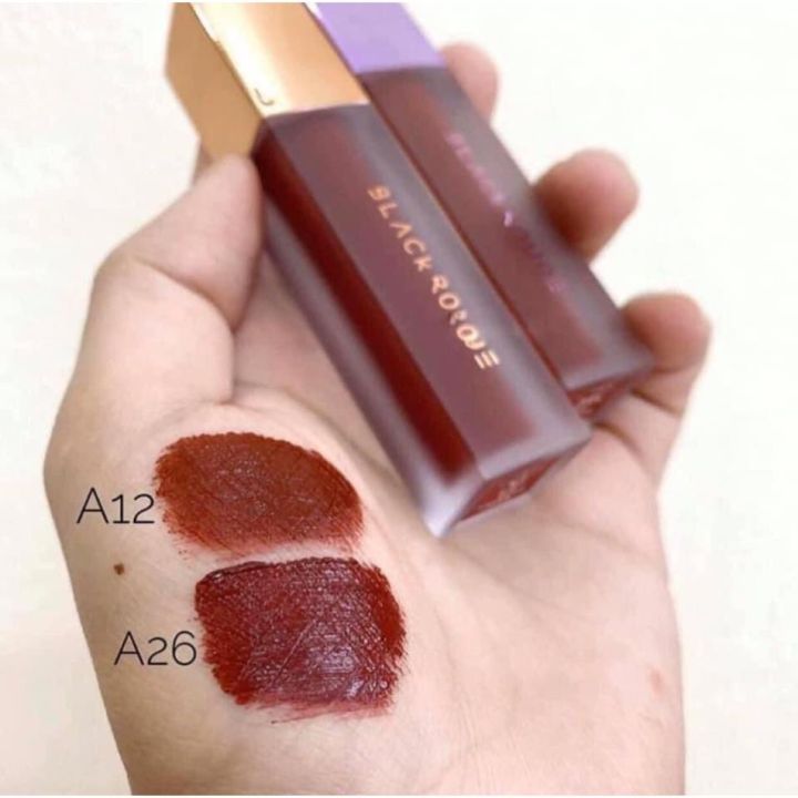 Màu nâu trầm của son môi Black Rouge A26 đem lại vẻ đẹp tự nhiên và không kém phần quyến rũ. Hãy xem hình ảnh này để tìm hiểu thêm về sản phẩm này và cách sử dụng để có đôi môi căng mọng và hấp dẫn.