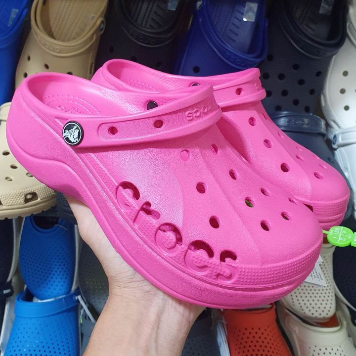 รองเท้าแตะผู้หญิง-crocs-classic-platform-รองเท้าผู้หญิง-รองเท้ารัดส้น-รองเท้าแตะลำลอง-crocs-ผู้หญิง-รองเท้าเผื่อสุขภาพ