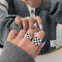 New Cool Rings for Women Ins Fashion Hip Hop Vintage Couples Unique Black and White Grid Pattern Design Party Jewelry