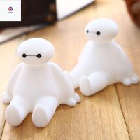 P9YN2ตุ๊กตาขยับแขนขาได้อะนิเมะ Baymax เครื่องประดับรถลายการ์ตูนที่จับโทรศัพท์มือถือไฟกลางคืนขาตั้งโทรศัพท์สีขาวขนาดใหญ่