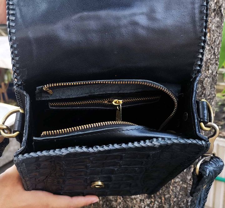 กระเป๋าแฟชั่น-สีดำดูเด่น-กระเป๋าหนังจระเข้แท้-เป็นกระเป๋าสพาย-ด้านหน้าของกระเป๋ามีโหนกใหญ่ๆ