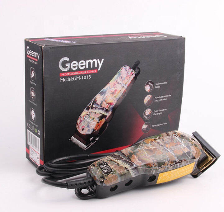 gemei-ปัตตาเลี่ยนแบบมีสาย-gm-1018-ครีบปรับใบมีดเซาะร่อง-กว้าง-4-5-ซม-สำหรับช่างตัดผมมืออาชีพ-หัวตัดใหญ่เหล็กทองเหลืองกันสนิม-มาพร้อมหวีรอง-4-ขนาด-3-6-9-12-mm-ตัวเครื่องลายพราง-สีเขียว