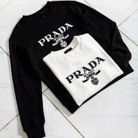 เสื้อสเวตเตอร์ SPOT Prada เสื้อพิมพ์ลายตัวอักษรคลาสสิกสำหรับผู้ชายและผู้หญิงที่มีคู่แบรนด์แฟชั่นใหม่ในยุโรปและอเมริกาผ้าฝ้ายโจ๊กเกอร์