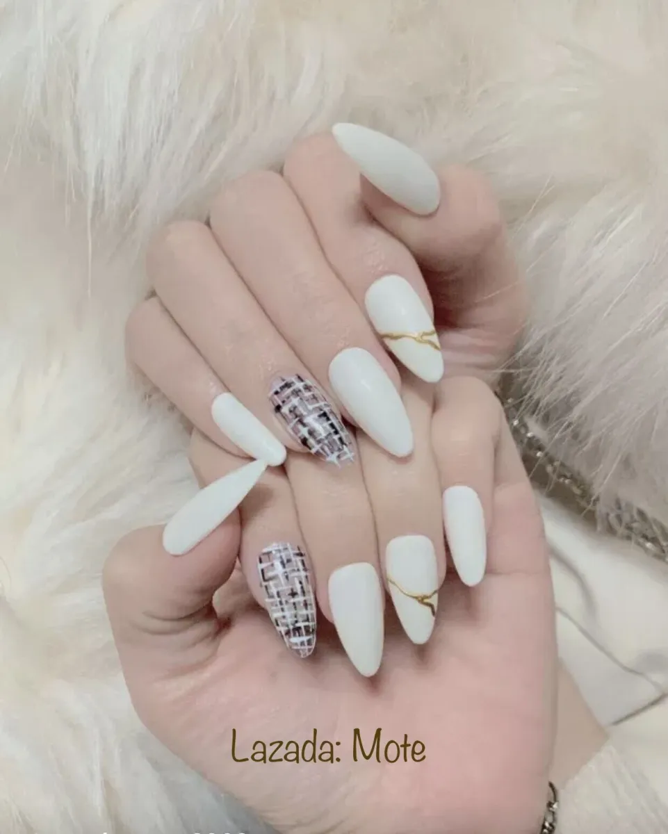 Móng tay úp nails thiết kế là cách để bạn làm nổi bật bản thân trong các sự kiện quan trọng hay khi đi chơi với bạn bè. Hãy thử với mẫu nail mới này và cảm nhận sự tạo hóa của từng ngón tay bạn.