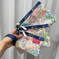 Lesportsac 2023 กระเป๋าใส่โทรศัพท์มือถือ Xinlishbao Tide กระเป๋าสี่เหลี่ยมขนาดเล็กพิมพ์ลายการ์ตูนเปลี่ยนกุญแจกระเป๋าถืออเนกประสงค์แบบพกพา3455