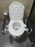 ✢ New type of toilet with armrests and cover heightening pad elderly peoples hip femur surgery pregnant women