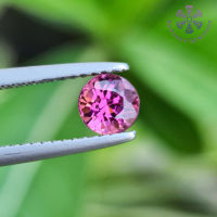 0.59 ct. พลอยทัวมาลีน (Natural Tourmaline) สีชมพูอมม่วง ประกาย รูปร่างกลม พลอยดิบไม่มีการเผา เนื้อพลอยค่อนข้างสะอาด ประกายการเล่นไฟค่อนข้างดี