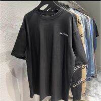 02balenciagaHV โลโก้ด้านหน้าและด้านหลังใหม่สำหรับฤดูร้อนเวอร์ชัน23เสื้อทรงหลวมพิมพ์ตัวอักษรเสื้อยืดแขนสั้นสำหรับผู้ชายและผู้หญิงที่เสื้อยาวปิดถึงก้นเท่ากัน