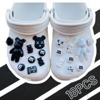 18ชิ้น Bearbrick KAWS Croc Jibbitz ชุดรองเท้าแฟชั่นปุ่มเครื่องประดับ # สีดำและสีขาว