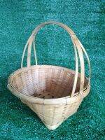 Basket bamboo with handle ตะกร้ามีหูหิ้ว  ทำจากไม้ไผ่ มีใช้กันมาตั้งแต่สมัยโบราณ ด้วยภูมิปัญญา ตะกร้าจึงสวยงาม แข็งแรง ทนทาน เป็นมิตรกับสิ่งแวดล้อม