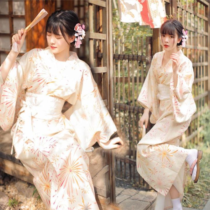 Mùa hè sắp tới rồi, hãy cùng khám phá những bộ kimono dành cho phái nữ - những trang phục thoáng mát, nhẹ nhàng và rất phù hợp để dạo phố, đi chơi hoặc dự tiệc. Hãy cùng xem hình ảnh những người đẹp diện kimono trong không gian đầy sắc màu nhé!